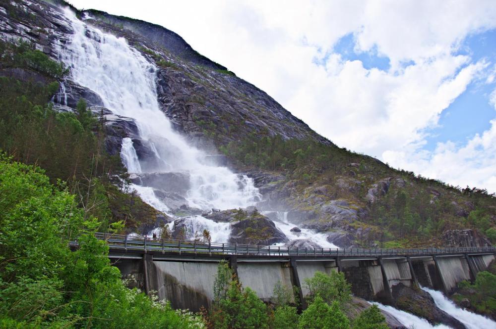 14 Amazing Waterfalls Around The World You Have To Travel To See! (11)