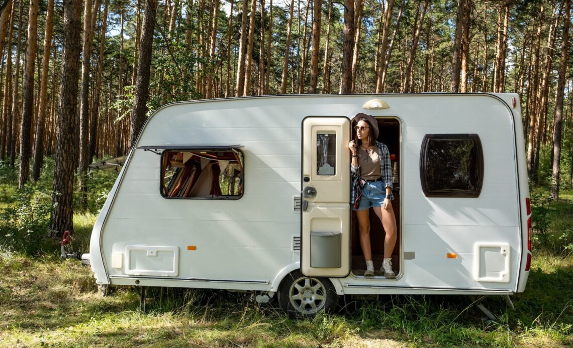 Traveling by caravan in the UK provides ample opportunities to go backpacking in national parks. (photo: Getty Images via Unsplash+ license)