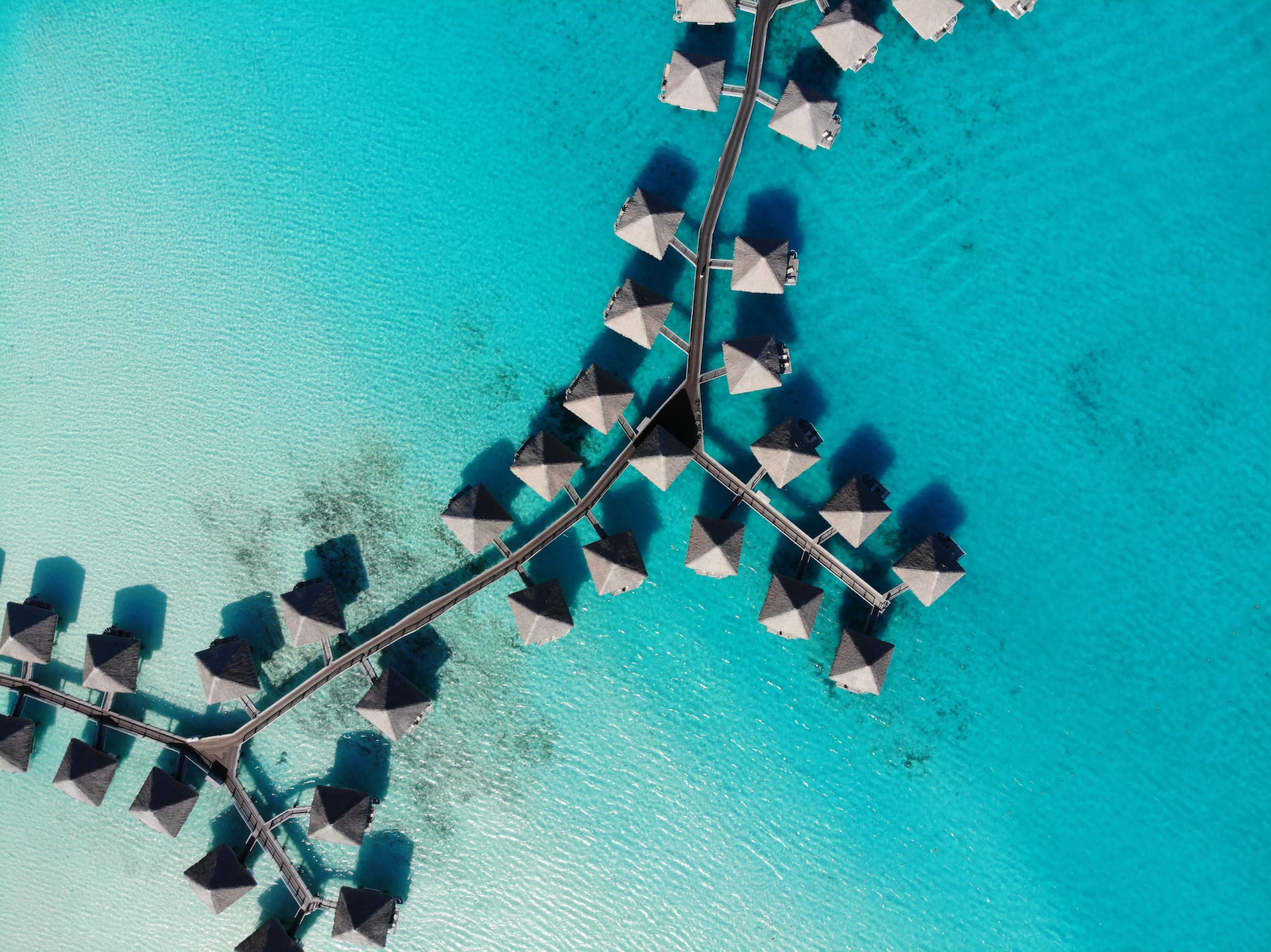 Bungalows in Bora Bora, a favorite island escape for luxury travelers (photo: Thomas Stadler)