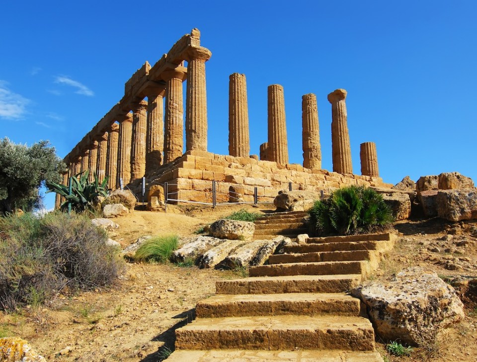 Built between 470 and 450 BC, the Temple of June occupies the highest and most panoramic position on the hill. The temple is considered to be one of the most elegant monuments in the doric architecture.