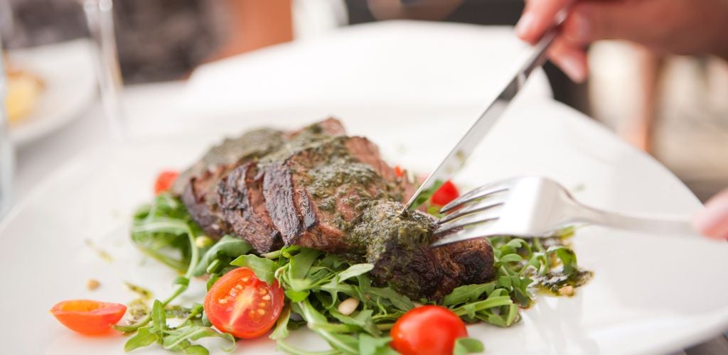 Red meat served with fresh cherry tomato and arugula, canon 1Ds mark III