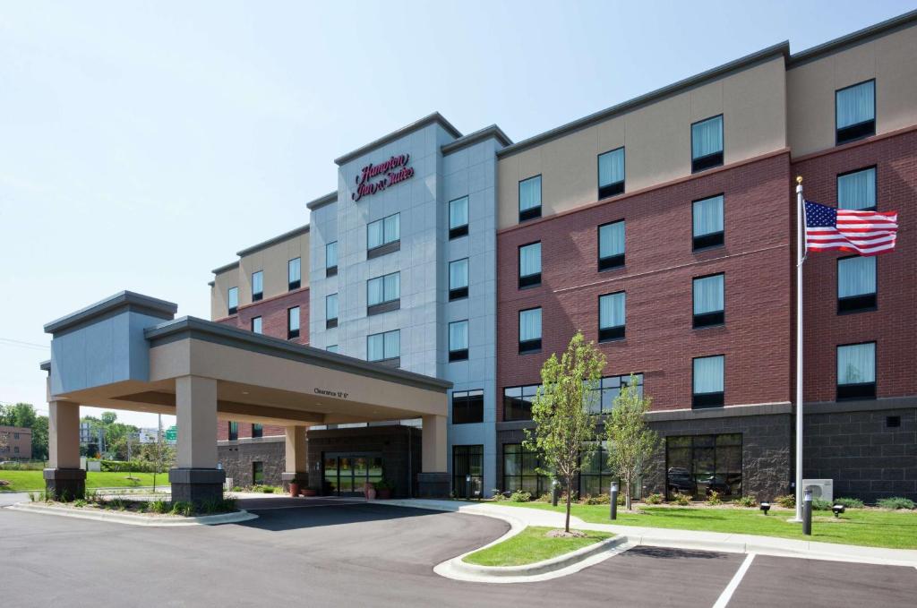 Hampton Inn & Suites Minneapolis West/Minnetonka building exterior