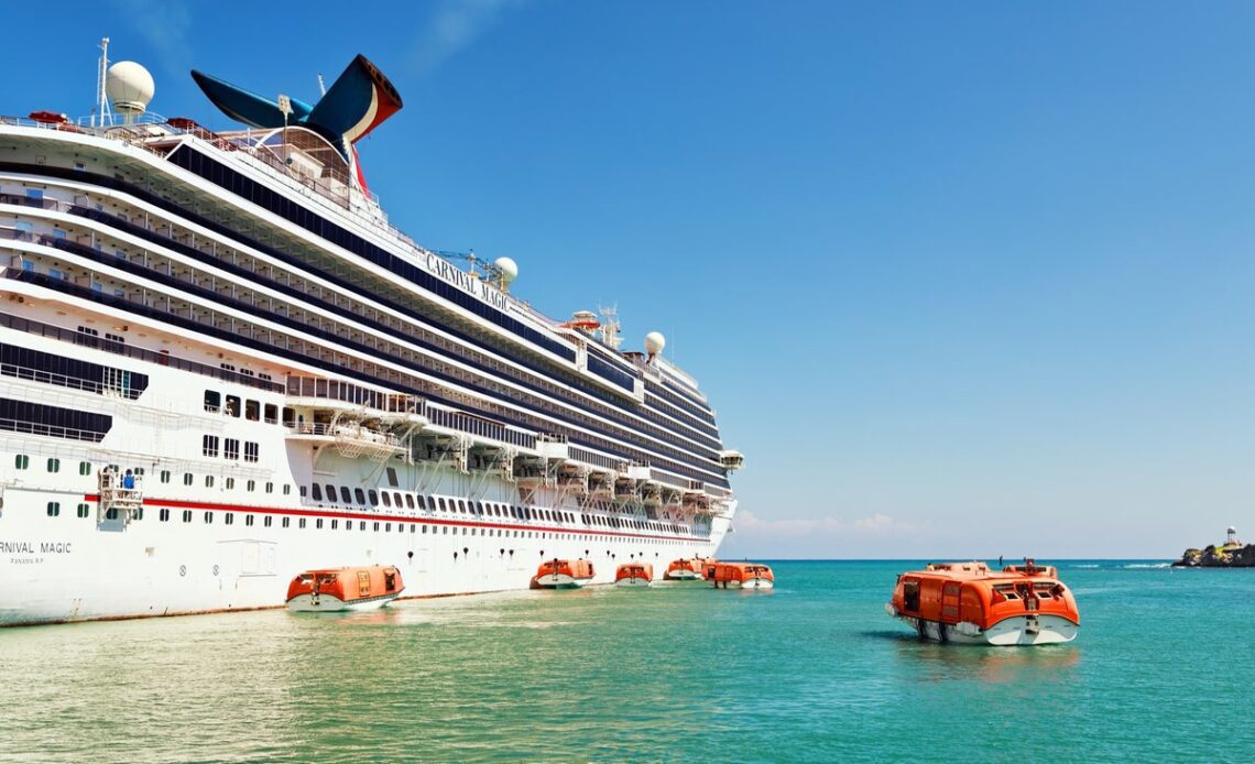 Cruise ship shoots huge cloud of soot into the sea