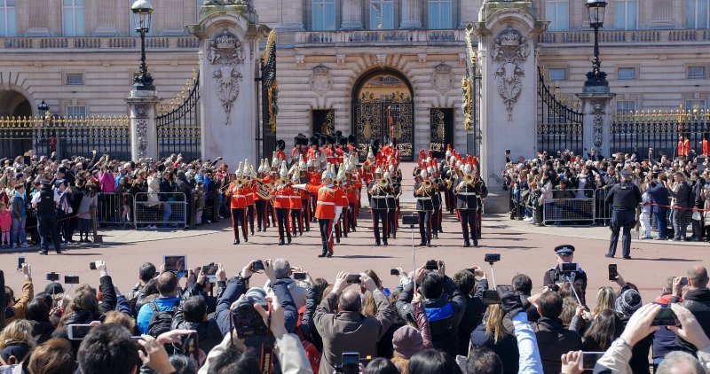 London and a crowded Buckingham Palace with guards_DP