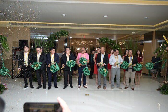 from left to right: VIP Golf executives: Mr. Christian Uy, Mr. Henson See, and Mr. Simon Tan, Mr. Richard Lim CEO of Sun Group of Companies, First Gentleman of Pasay City Mr. Egay Rubiano, Mr. Delfin Lorenzana, Chairman of BCDA, Mr. Zhan Ka Ling, and Mr. Nelson Yabut