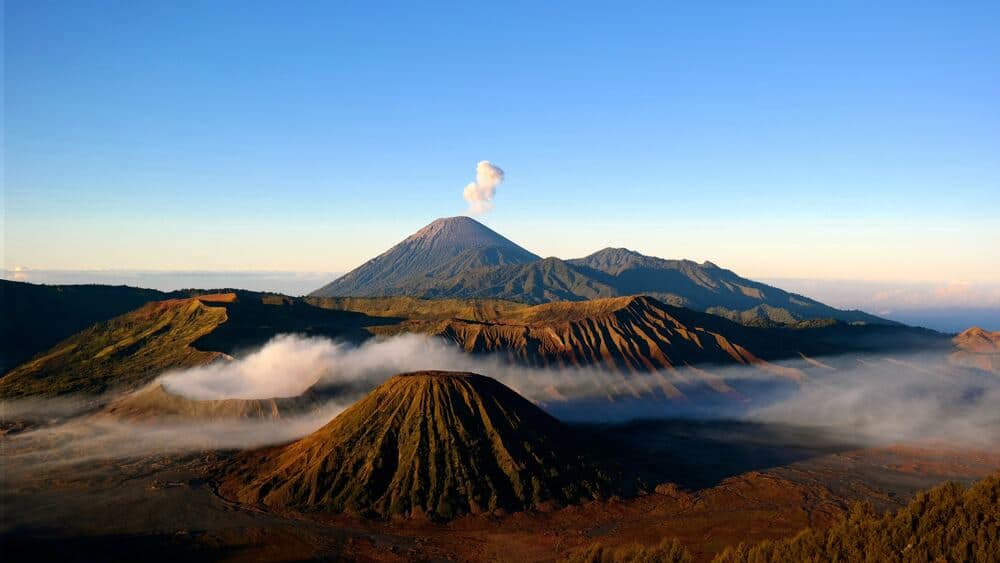 smoke coming out of mount bromo java