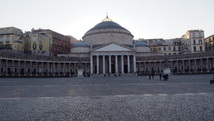 Piazza del Plebiscito, Naples