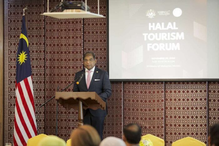 His Excellency Dato’ Abdul Malik Melvin Castelino, Ambassador of Malaysia to the Philippines delivers his remarks at the Halal Tourism Forum.