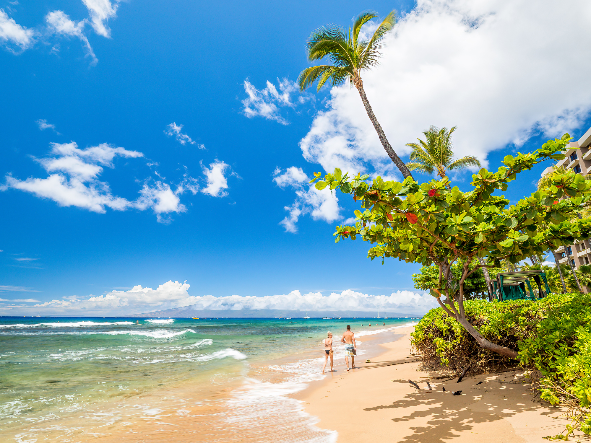 Couple walking on Kaanapali Beach, Maui (photo: arkanto)