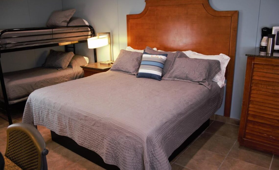 Bedroom with bunk beds at Lewis & Clark Resort