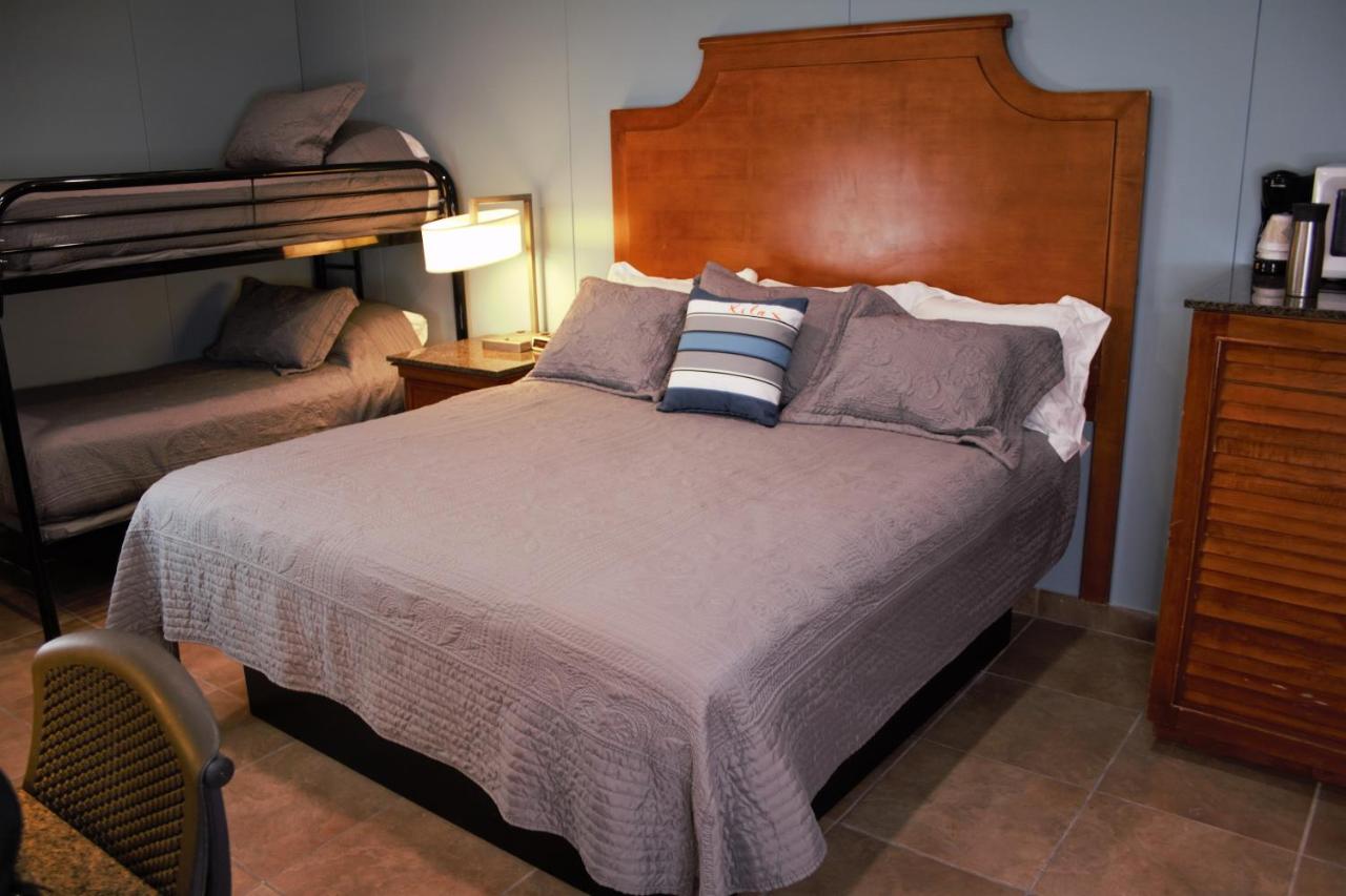 Bedroom with bunk beds at Lewis & Clark Resort