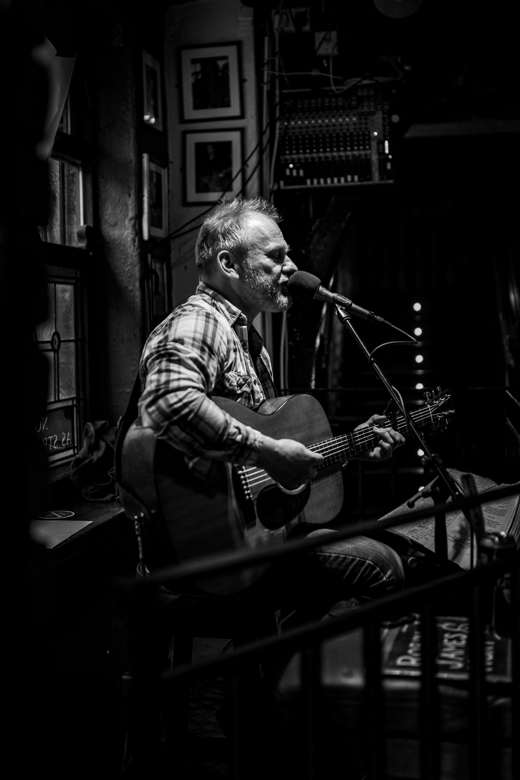 Singer at a Dublin bar (photo: Daniel Angele).