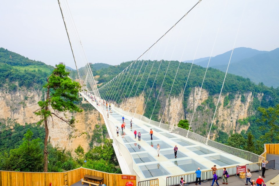 Zhangjiajie's National Forest Park The Grand Canyon of Zhangjiajie skywalk Glass-bottom Bridge in china
