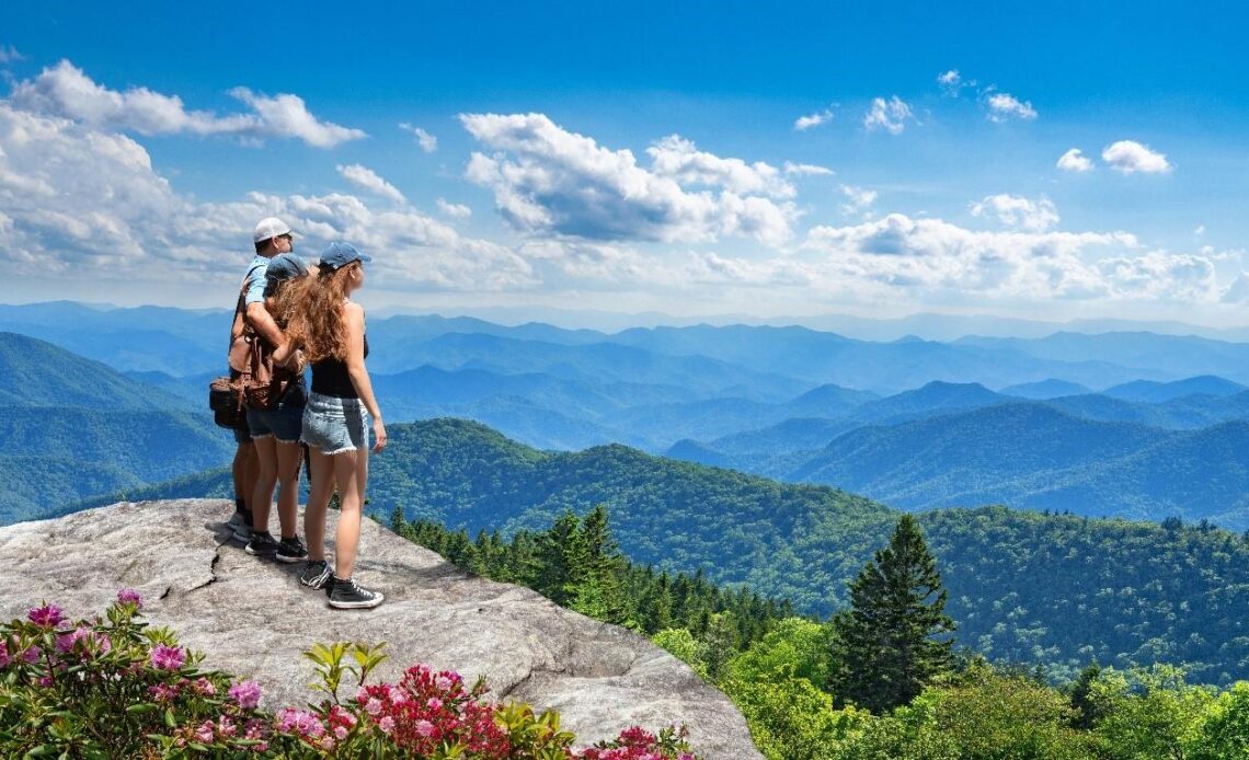 Family hiking in the Smoky Mountains (photo: Margaret Wiktor, Shutterstock).