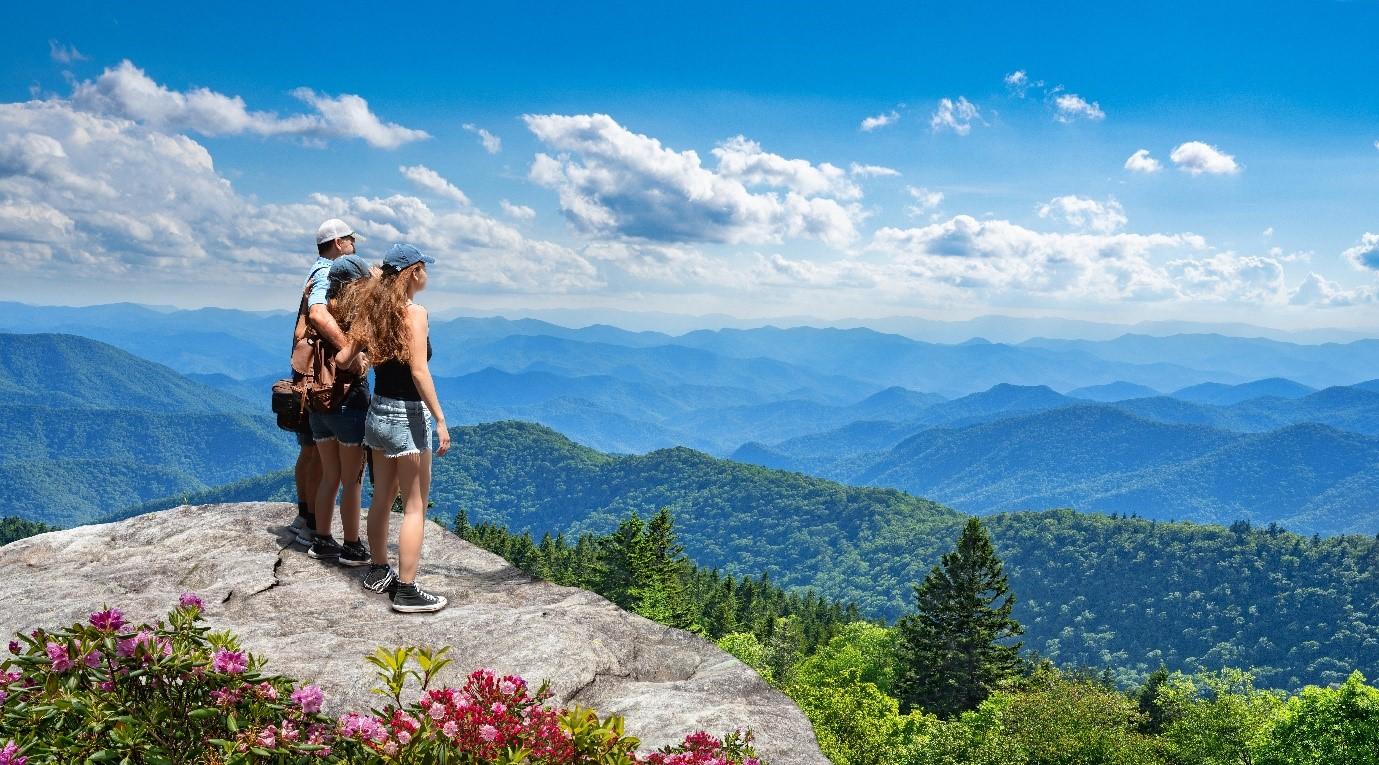 Family hiking in the Smoky Mountains (photo: Margaret Wiktor, Shutterstock).
