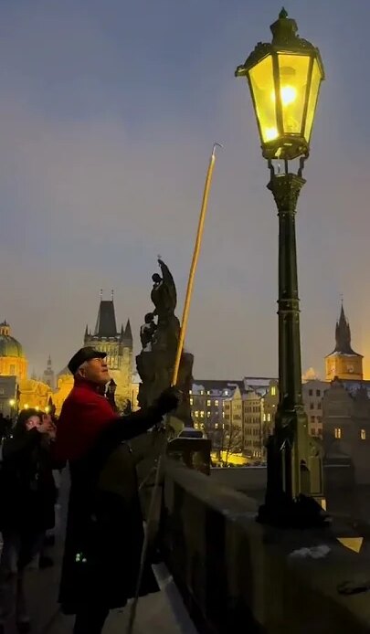 Prague restored gas lighting, making Charles Bridge the only gas-lit bridge globally 📽 jm_decaceres