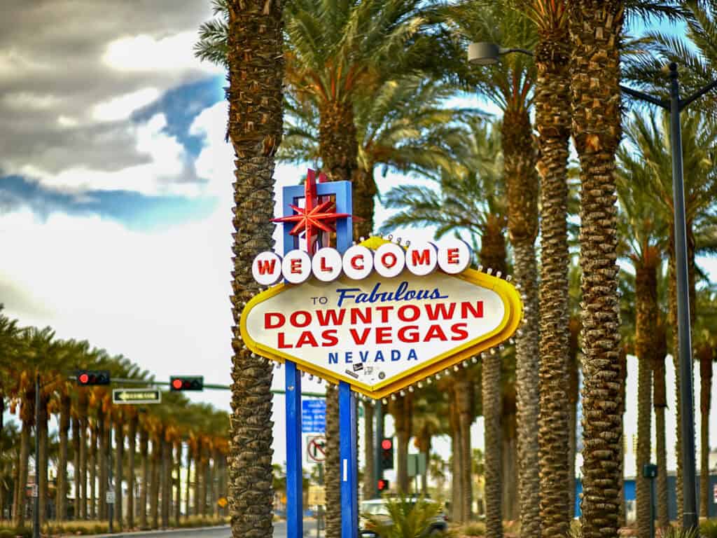 welcome to vegas sign in front of palm trees