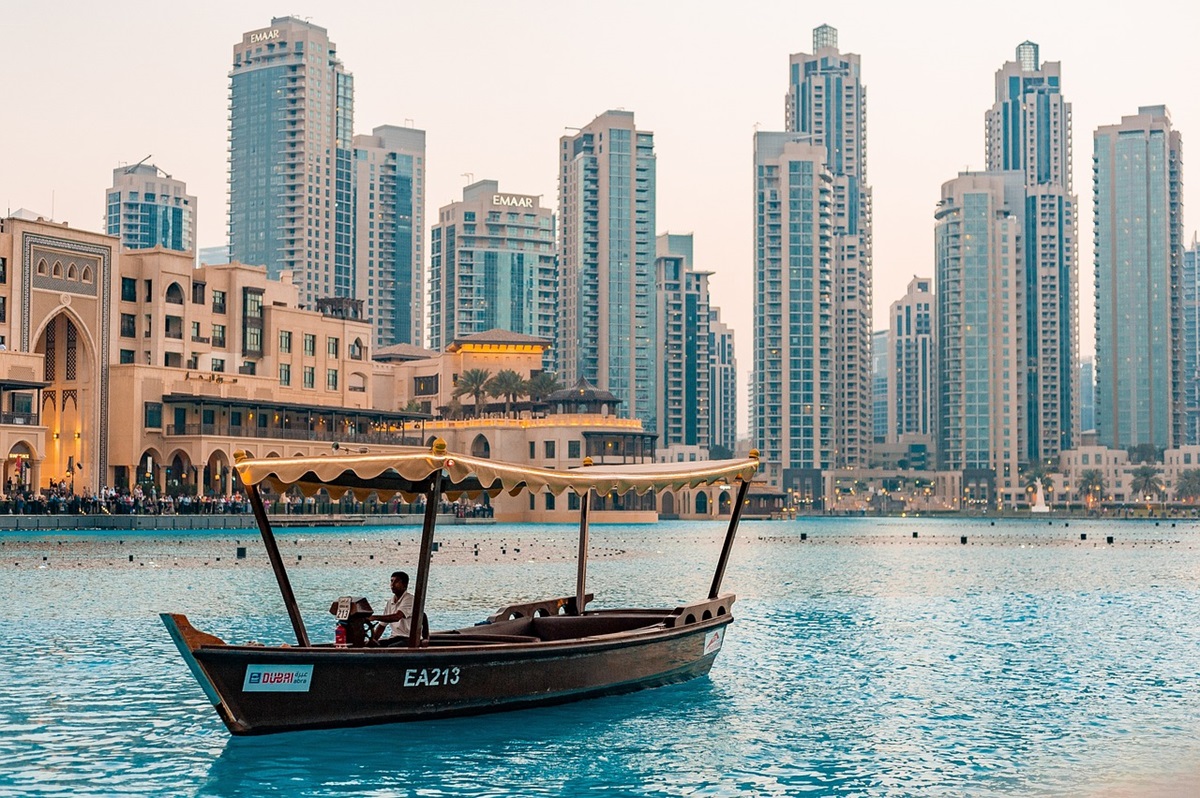 How Do Holiday Home Rentals in Dubai Accommodate Large Groups or Extended Families? Practical Tips and Insights