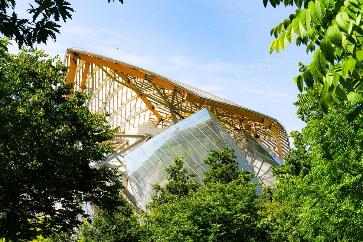 Louis Vuitton Foundation Paris - Modern architecture by Frank Gehry surrounded by greenery