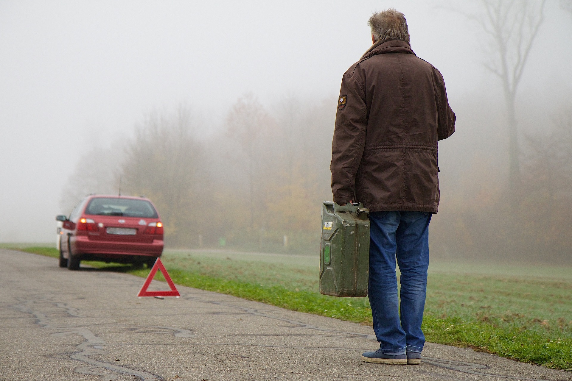 A man brings gas to his broken down car (photo: Pixabay).