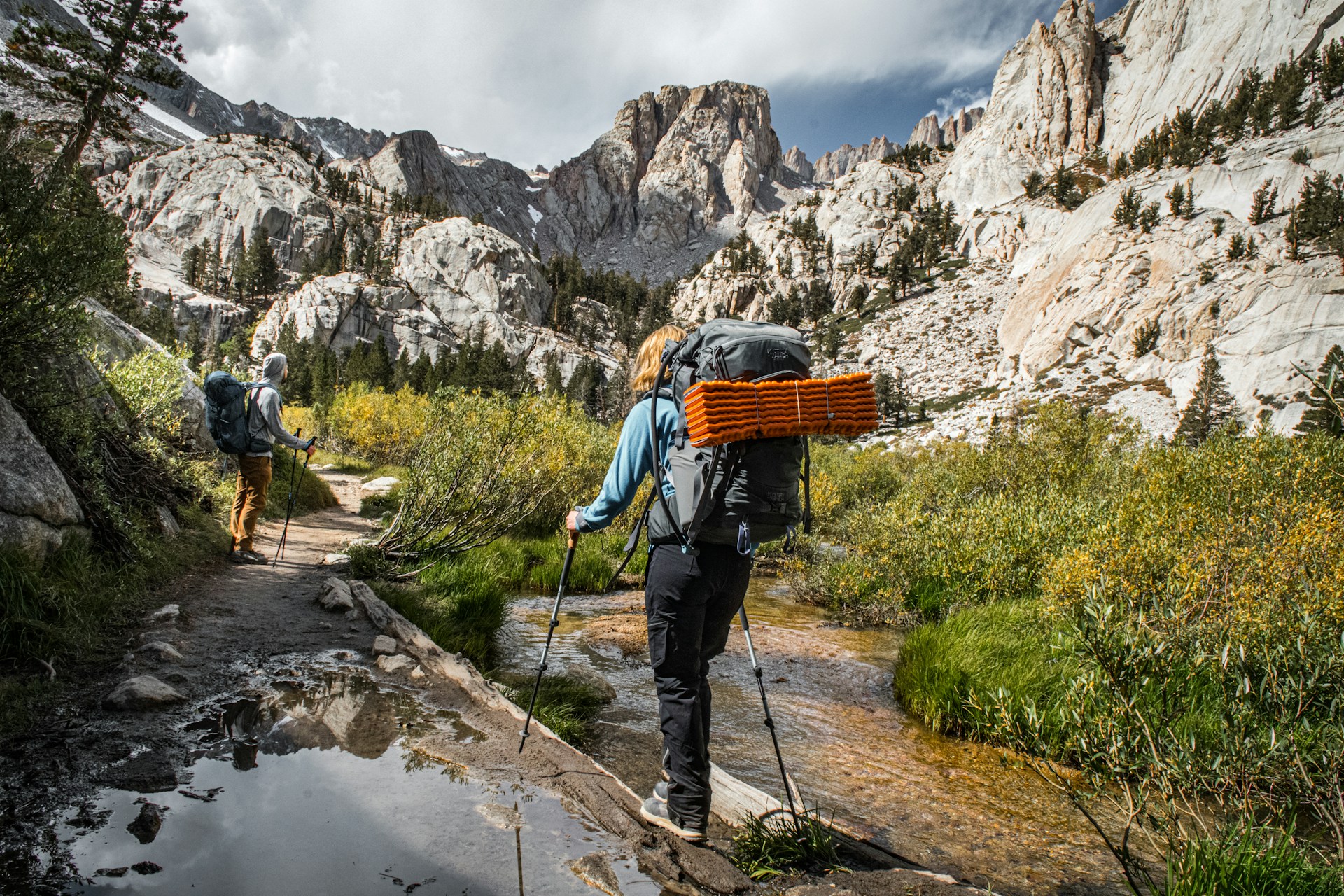 Backpackers with Mt Whitney in the background (photo: Dennis Yu).