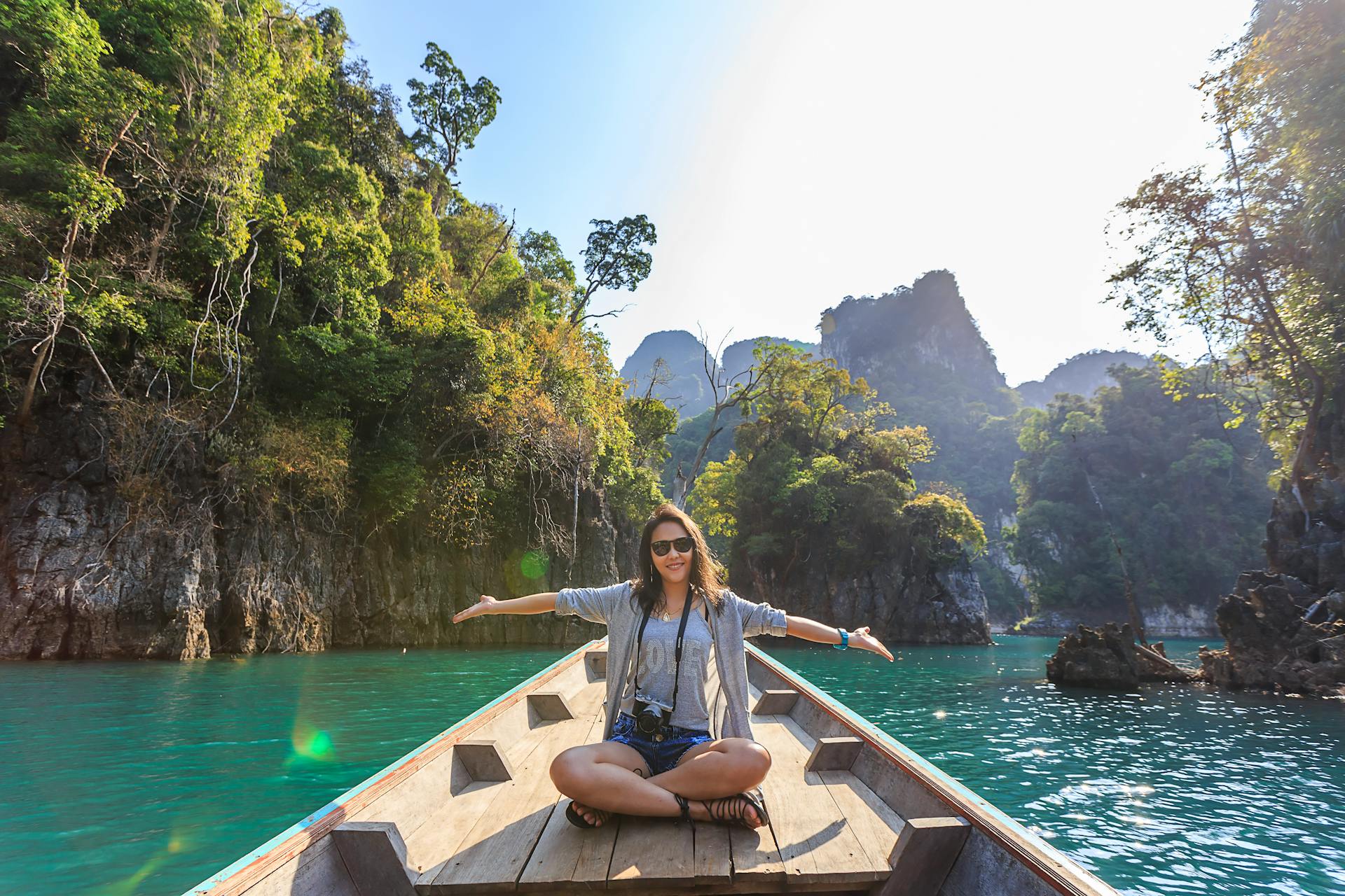 A woman on a boat in Thailand (photo: Te lensFix).