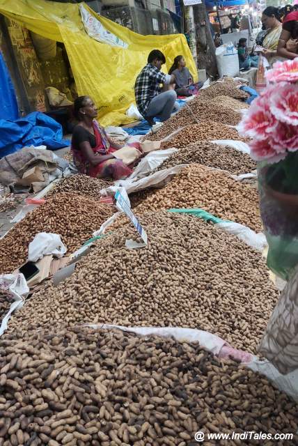 Plenty of raw and roasted ground nuts enroute Kadlekai Parishe