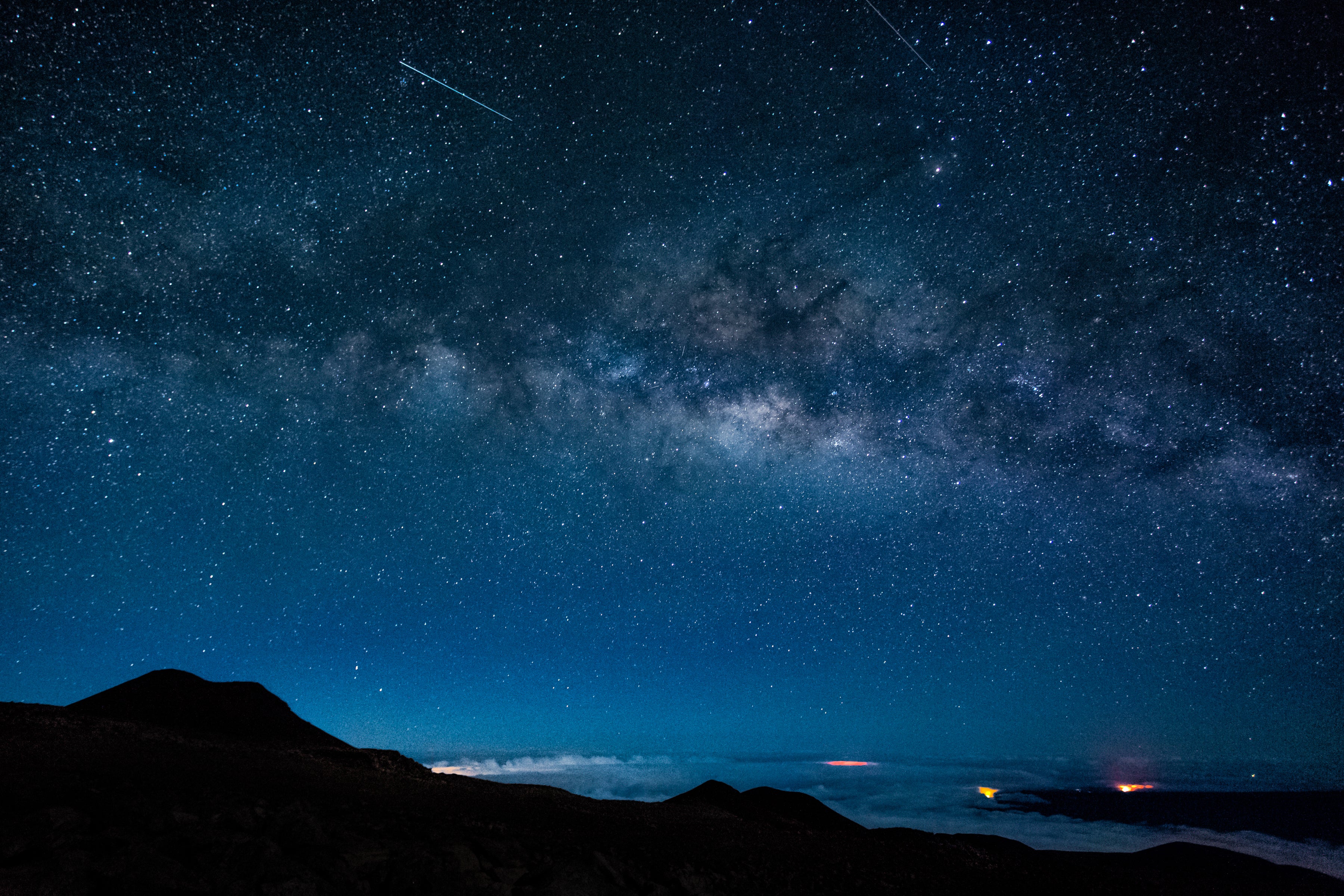 Starry skies above the island of Hawaiʻi