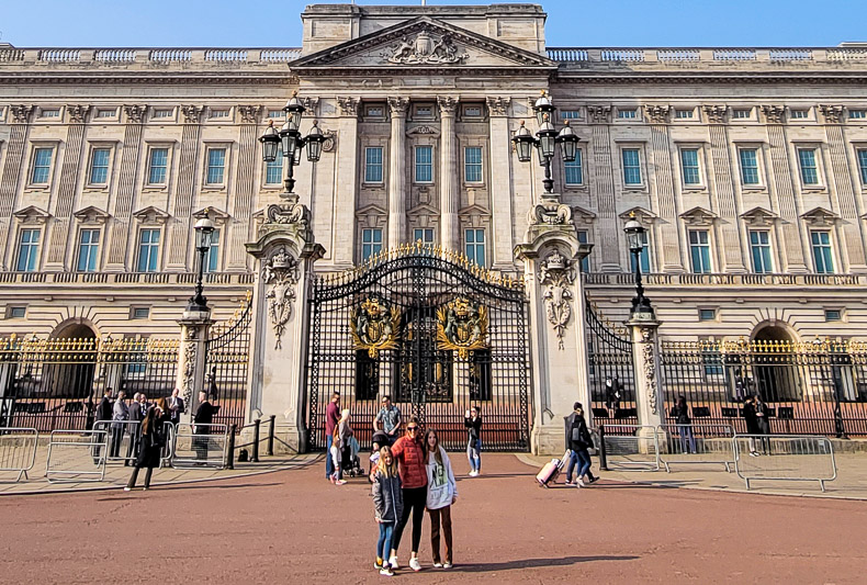 family in front of Buckingham Palace, London