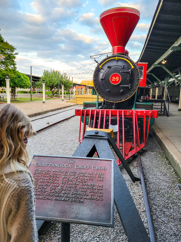 girl looking at Chattanooga choo choo travin