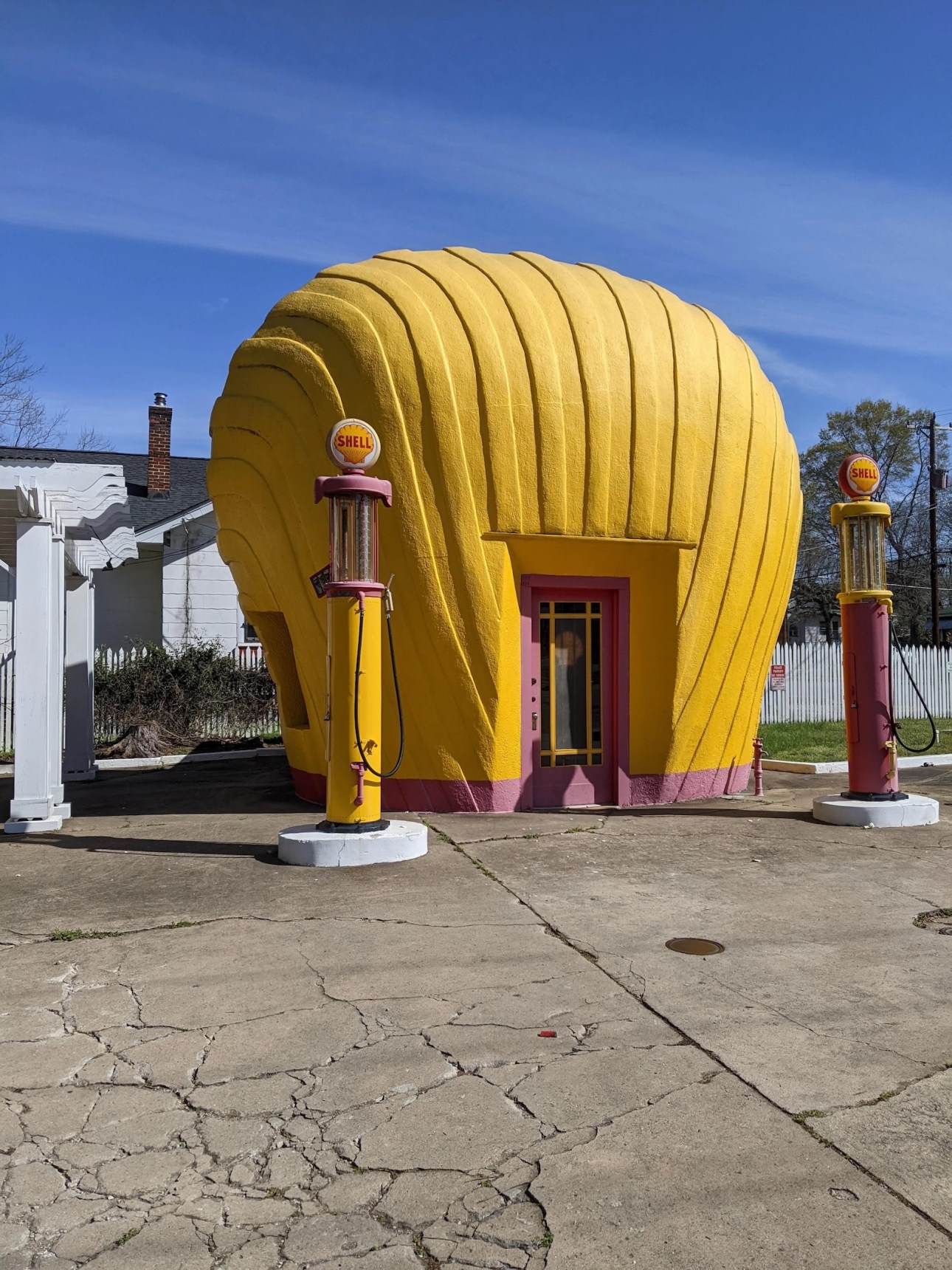 Shell-Shaped Shell Service Station