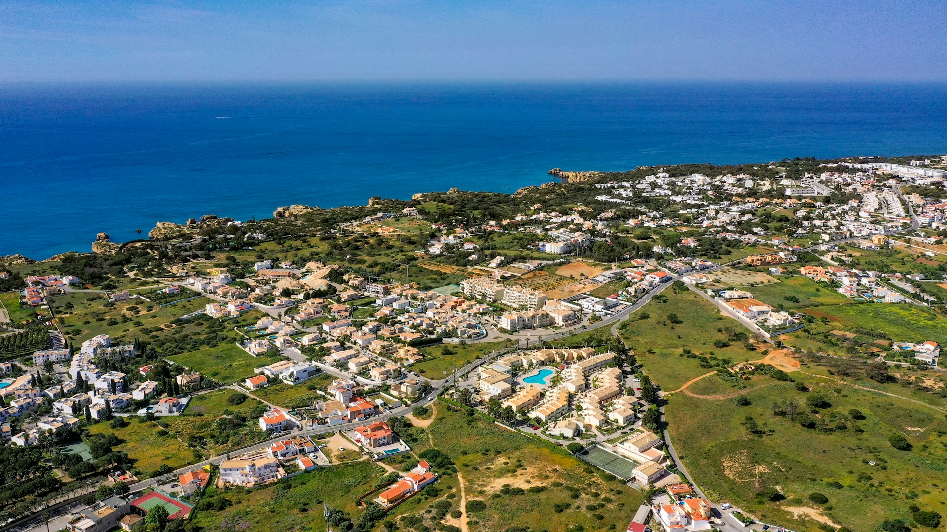 Sao Rafael Beach area in Albufeira, Portugal (photo: Frederico Ferreira, Unsplash).