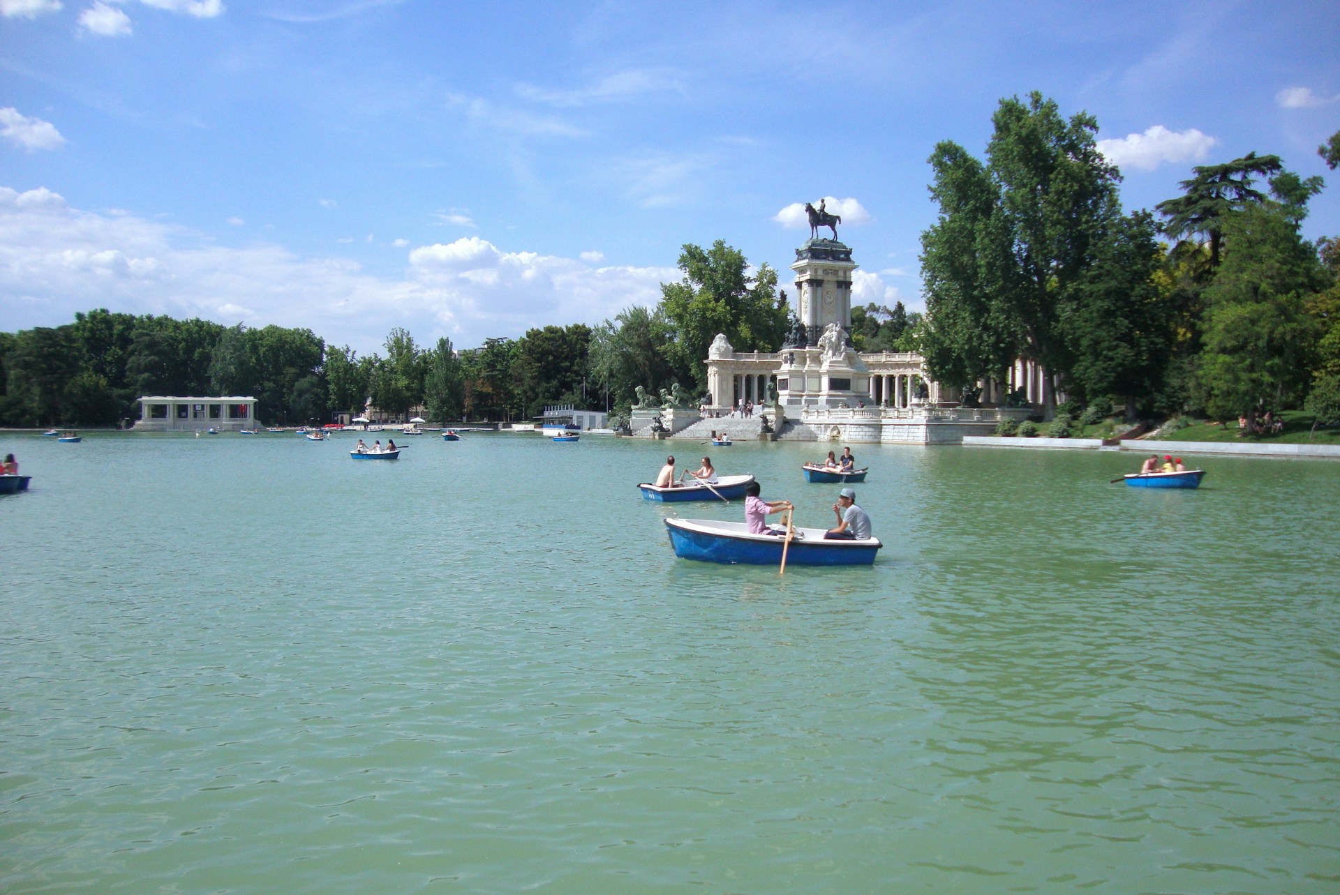 Boaters at El Retiro (photo: Lynn Van den Broeck).