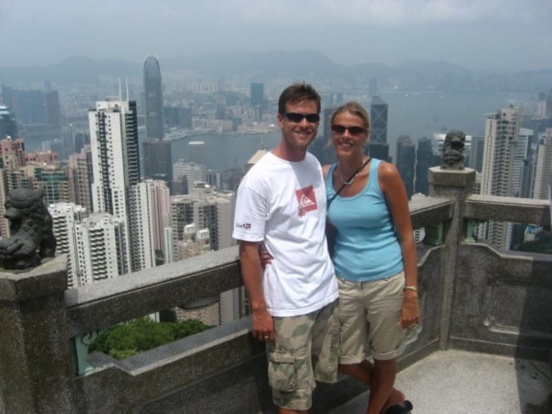 couple posing at camera with the views from Victoria Peak Hong Kong (800 x 600)