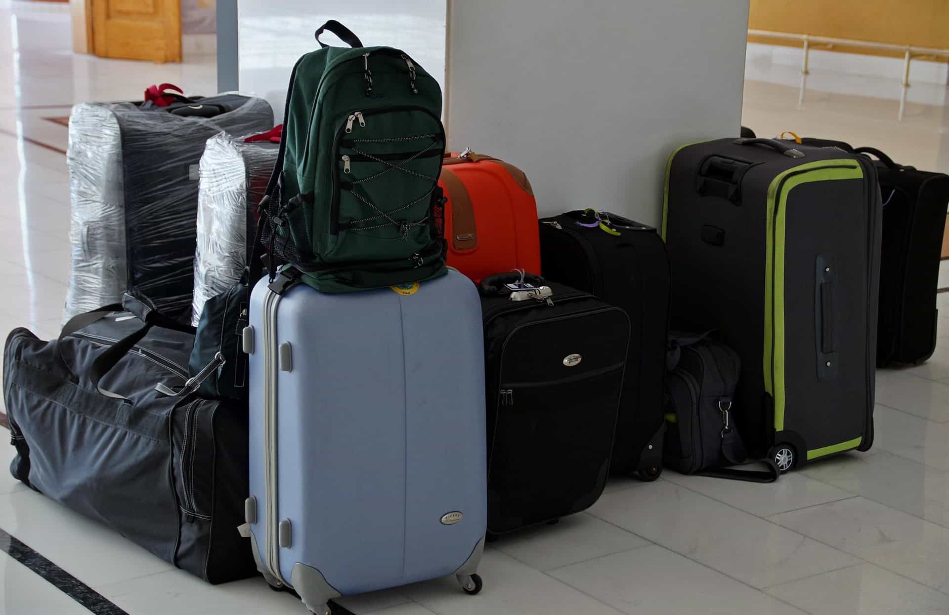 Luggage ready for a move cross-country (photo by ivabalk from Pixabay).