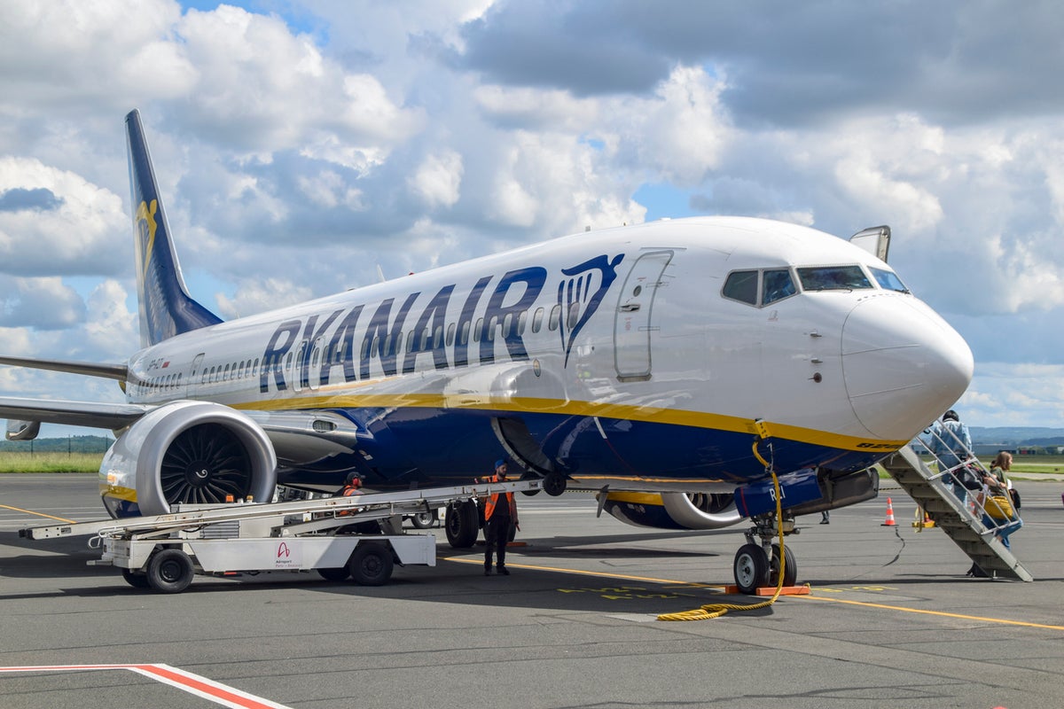 Simon Calder clears up Ryanair rules after £50 water bottle charge | Lifestyle