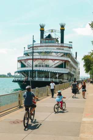 Boat tours to take in Detroit Michigan