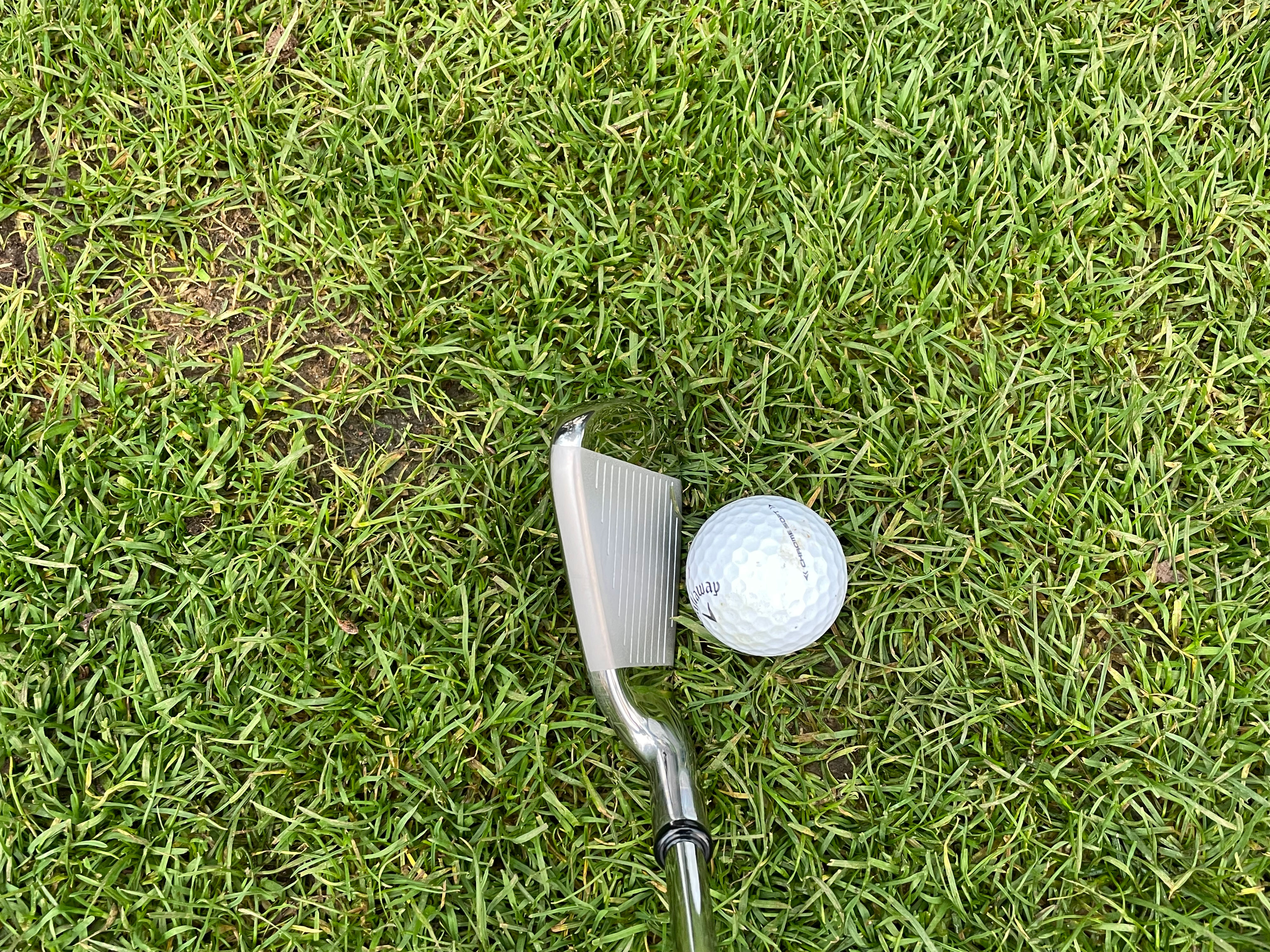 The 7-iron of the Strata Men's Package Set at address