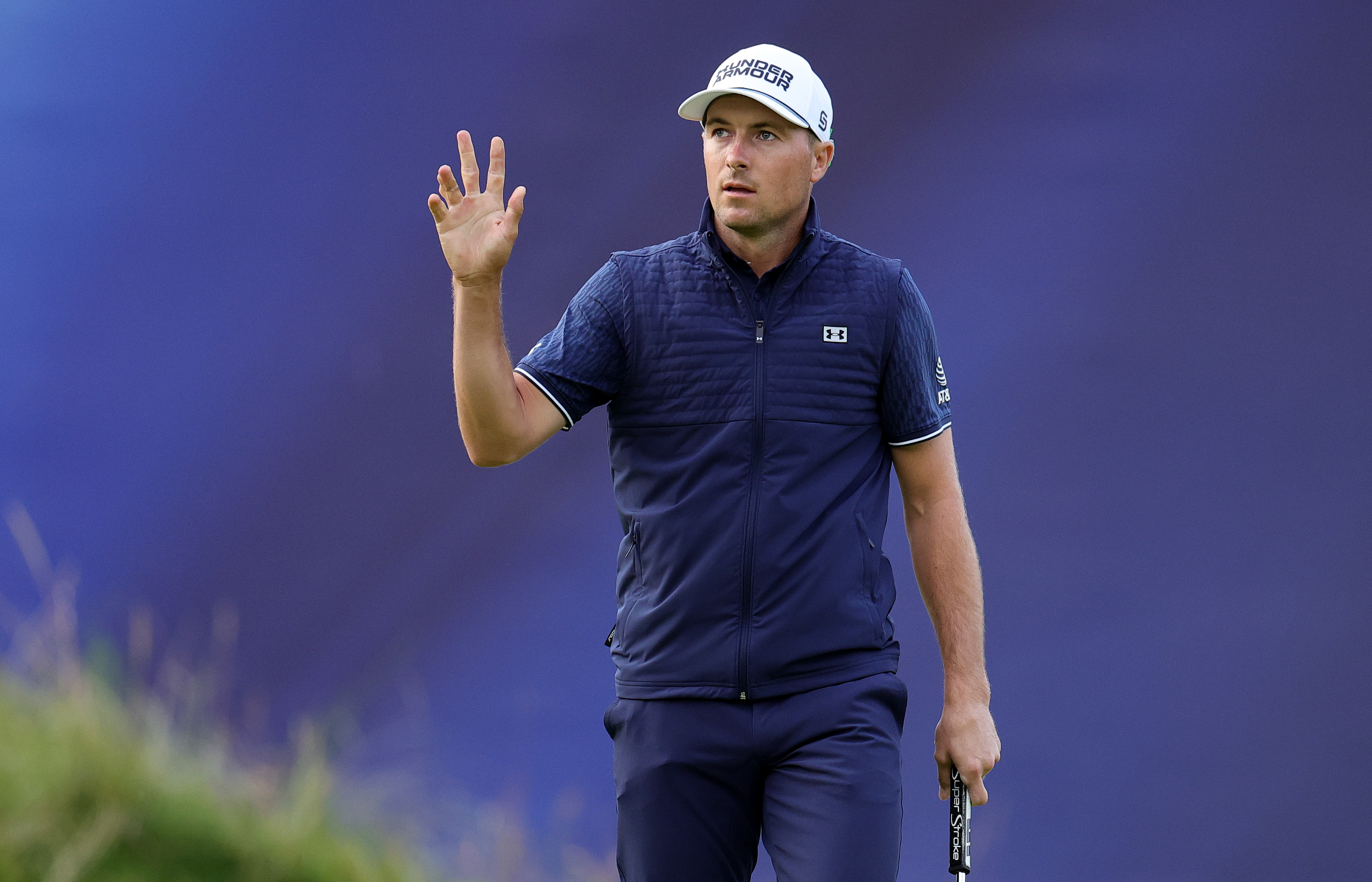 Jordan Spieth waves to the crowd