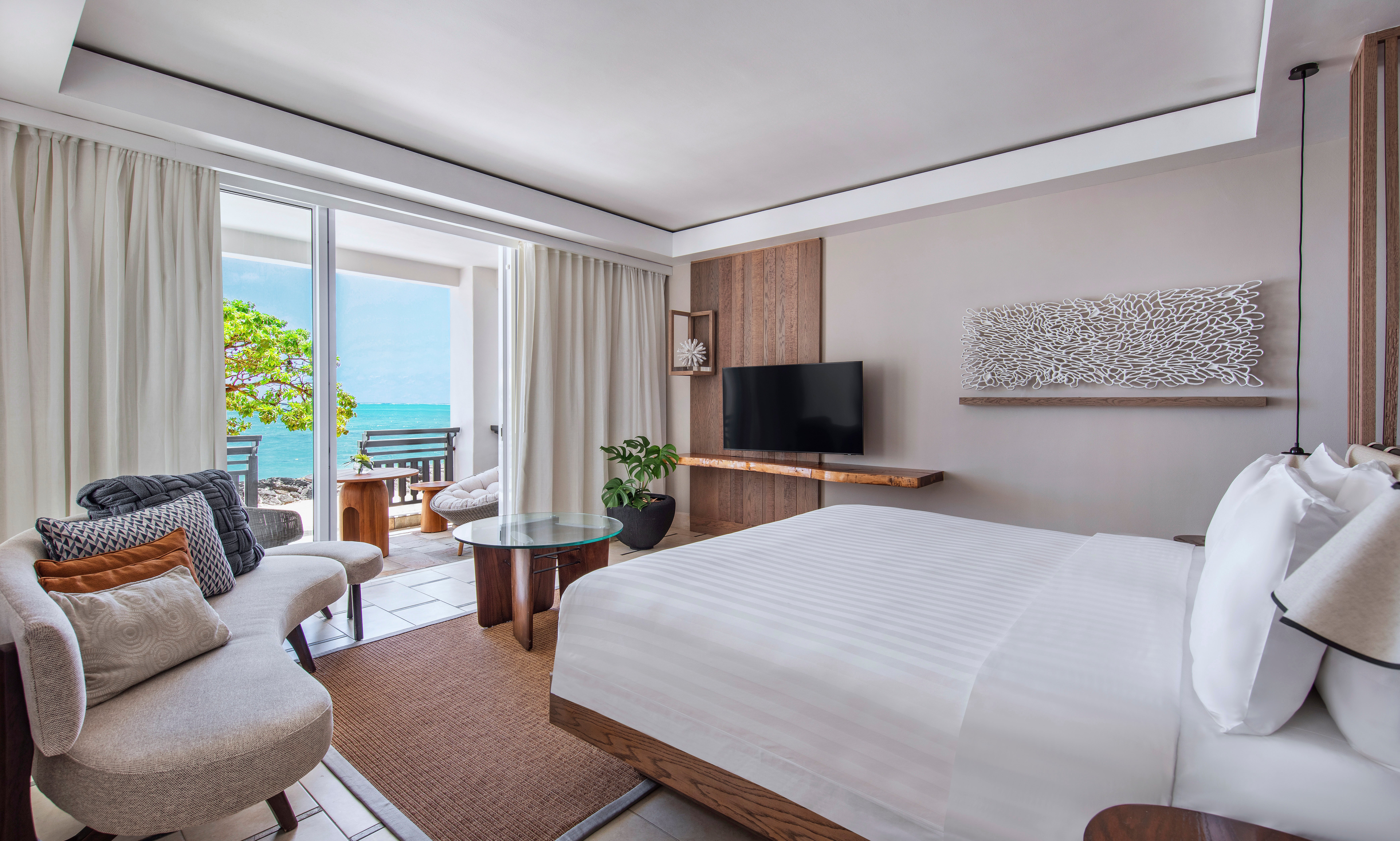 A Junior Suite in the Frangipani area – all rooms at the Shangri-La face the beach