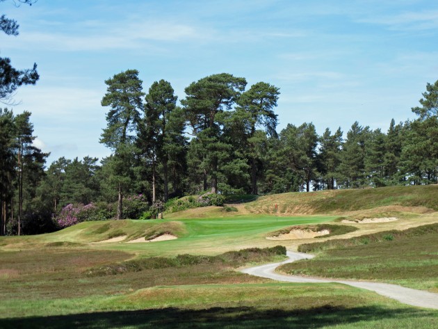 Swinley Forest's par-3 4th hole with its Redan green