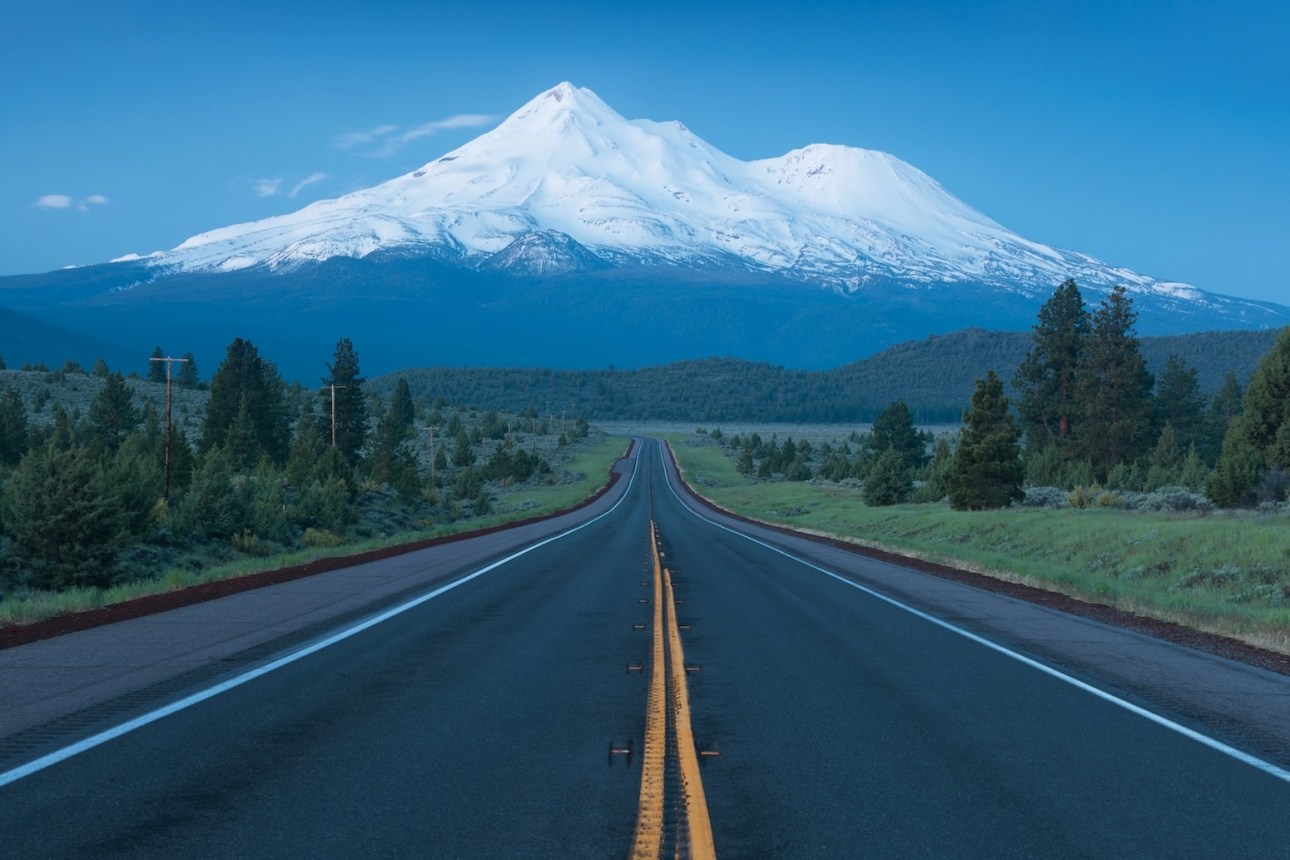 Road towards Mounts Shasta