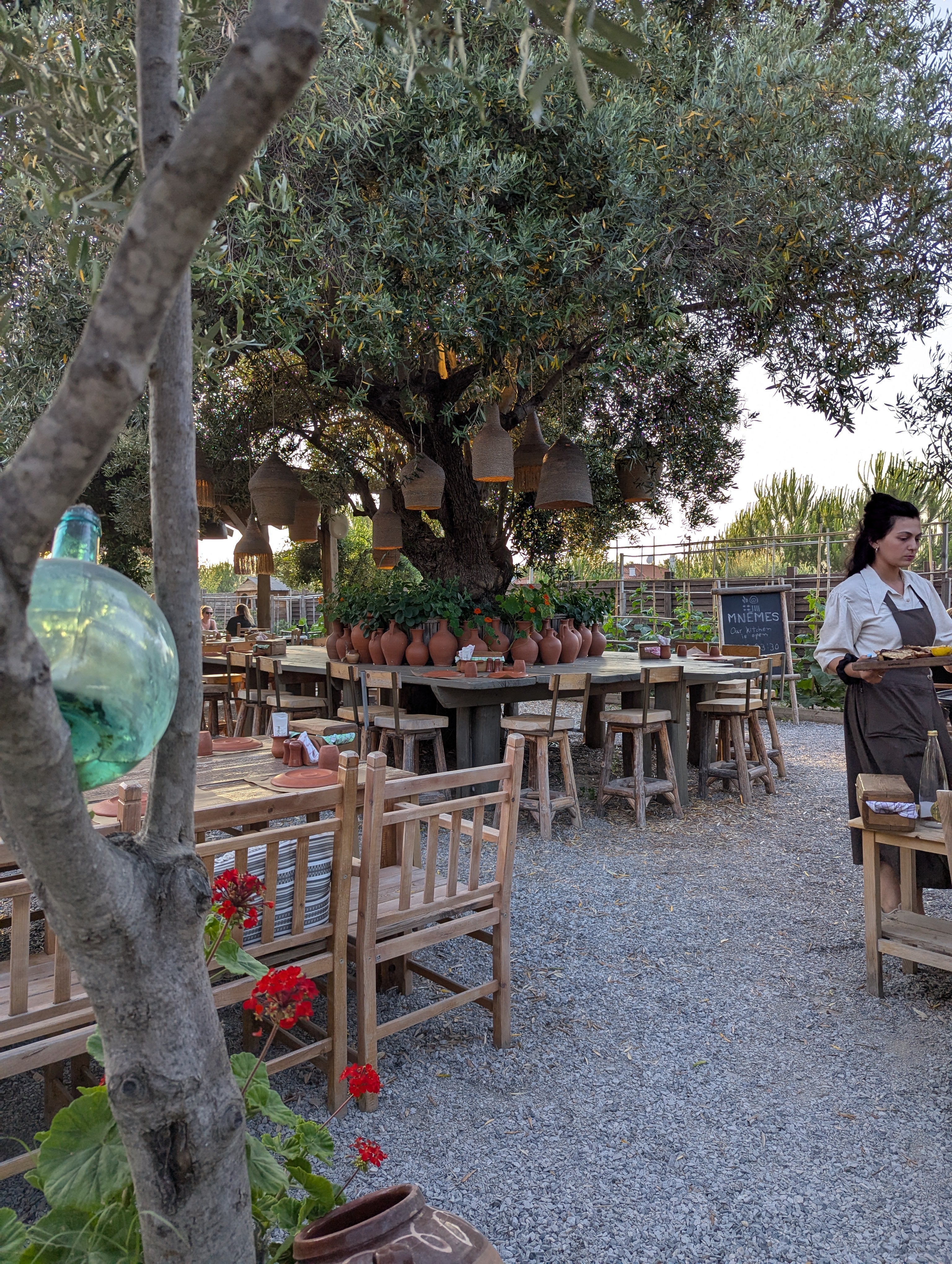 Mnēmes farm restaurant in Pefkochori serves local meat dishes in a romantic setting in Halkidiki, Greece