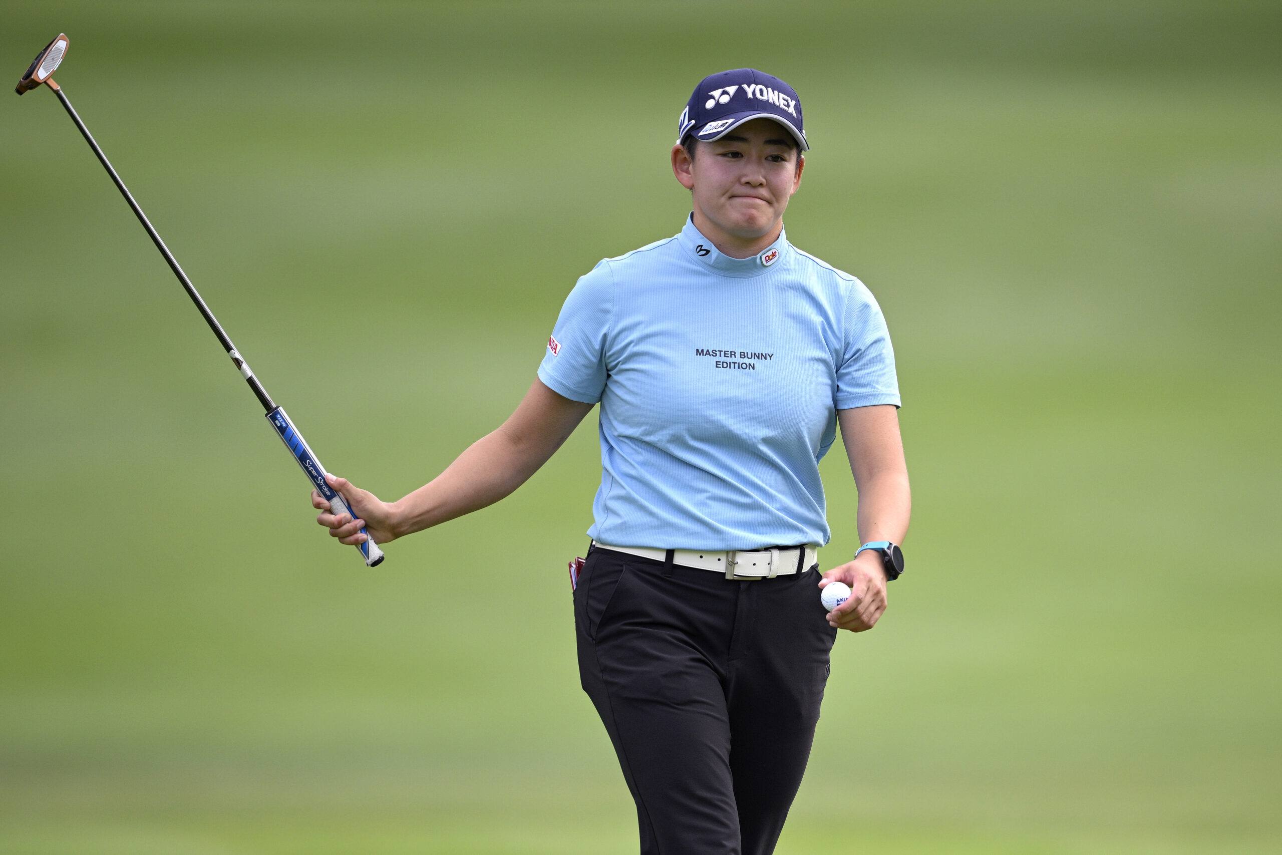 Akie Iwai raises her putter in an act of appreciation towards the crowd during the 2025 Standard Portland Classic